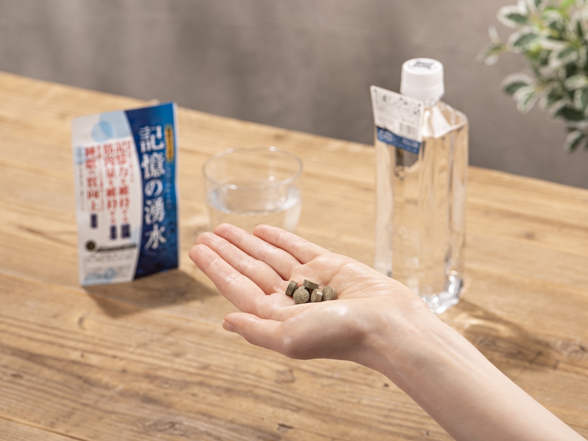 サプリ錠剤を手のひらに載せたシーン