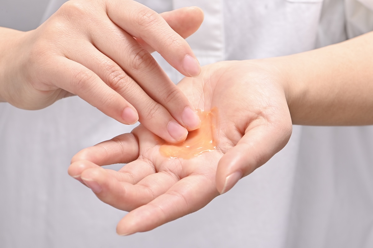 美容ジェルを手のひらに塗布するシーン