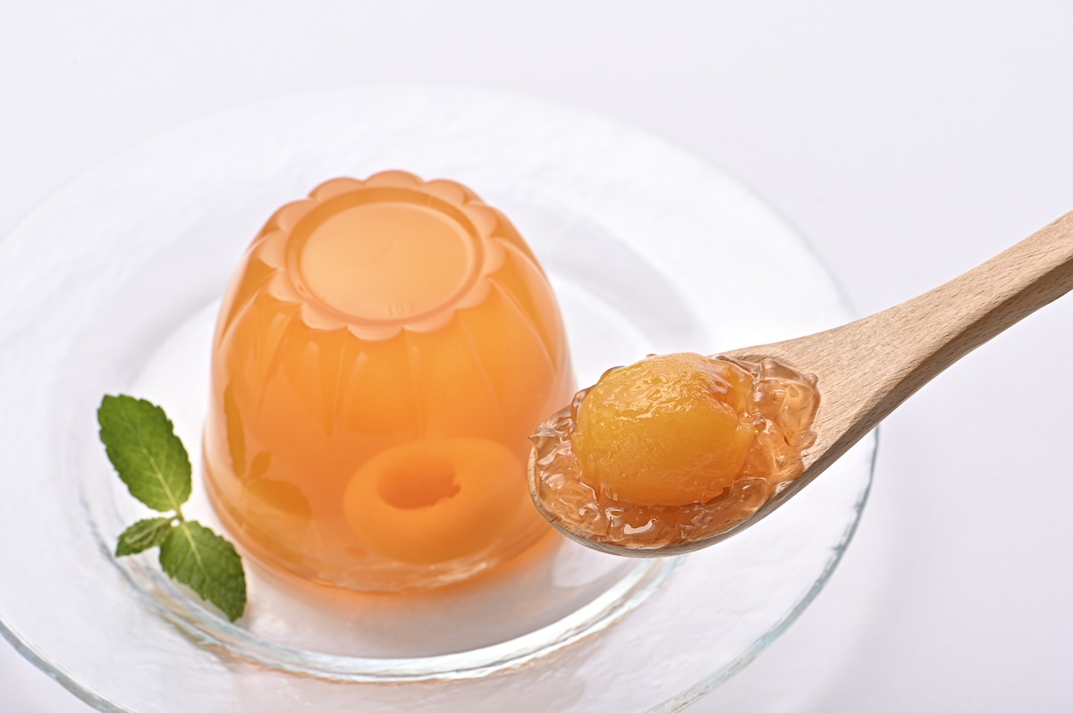 果実入りゼリーをスプーンですくうシーン