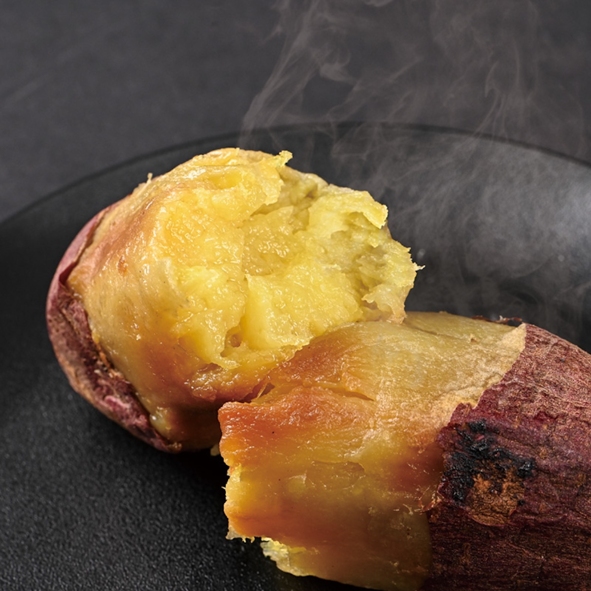 湯気が立つ焼き芋の合成用撮影