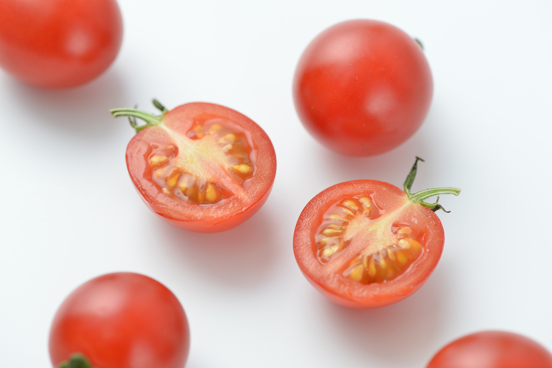 カット断面から果汁が溢れそうなミニトマトのスタイリング