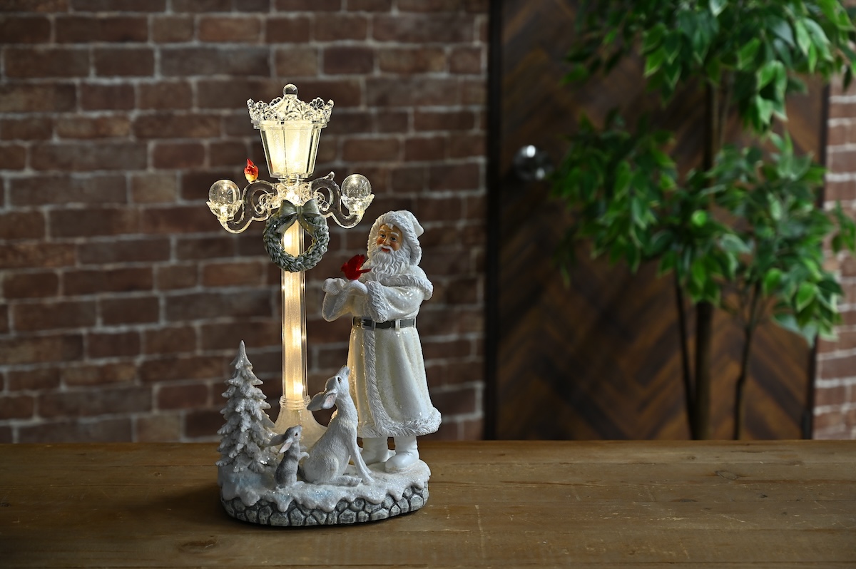 シチュエーションの撮影実績：LEDクリスマスオーナメントを、LEDの明かりが映えるよう部屋全体の明かりを落とした環境で撮影しました。