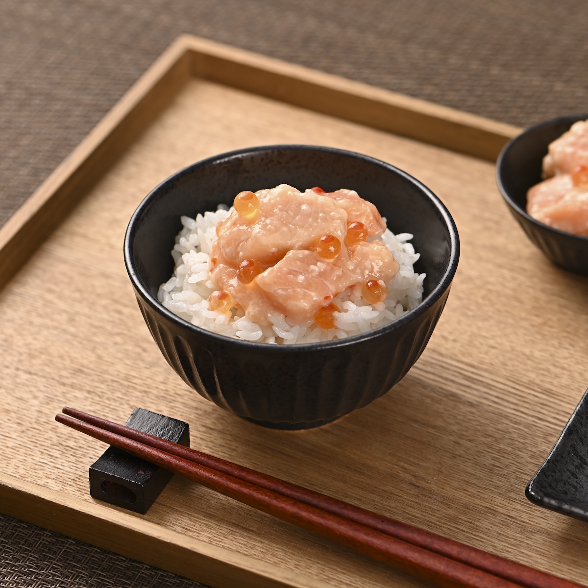 シチュエーションの撮影実績：サーモンといくらの瓶詰めを、白いご飯に盛り付けた丼で、和の雰囲気に整えて撮影しました。
