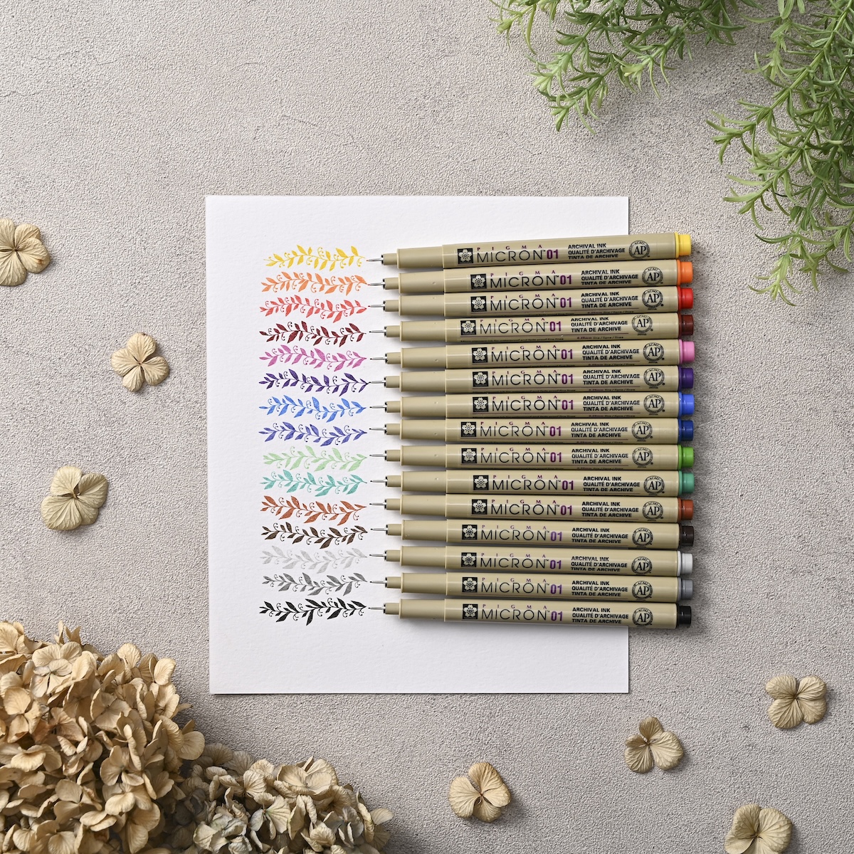 シチュエーションの撮影実績：カラーペン「MICRON」を、インクの美しさと発色が際立つよう落ち着いたトーンの床面で撮影しました。