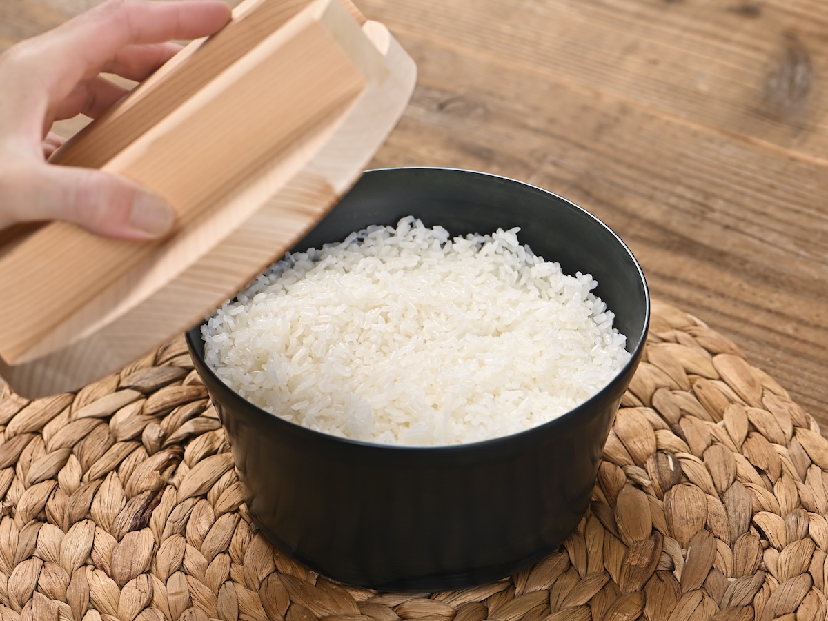 シチュエーションの撮影実績：鉄窯の機能・品質が伝わるよう、白いご飯が最も映える盛り付けを選んで撮影しました。