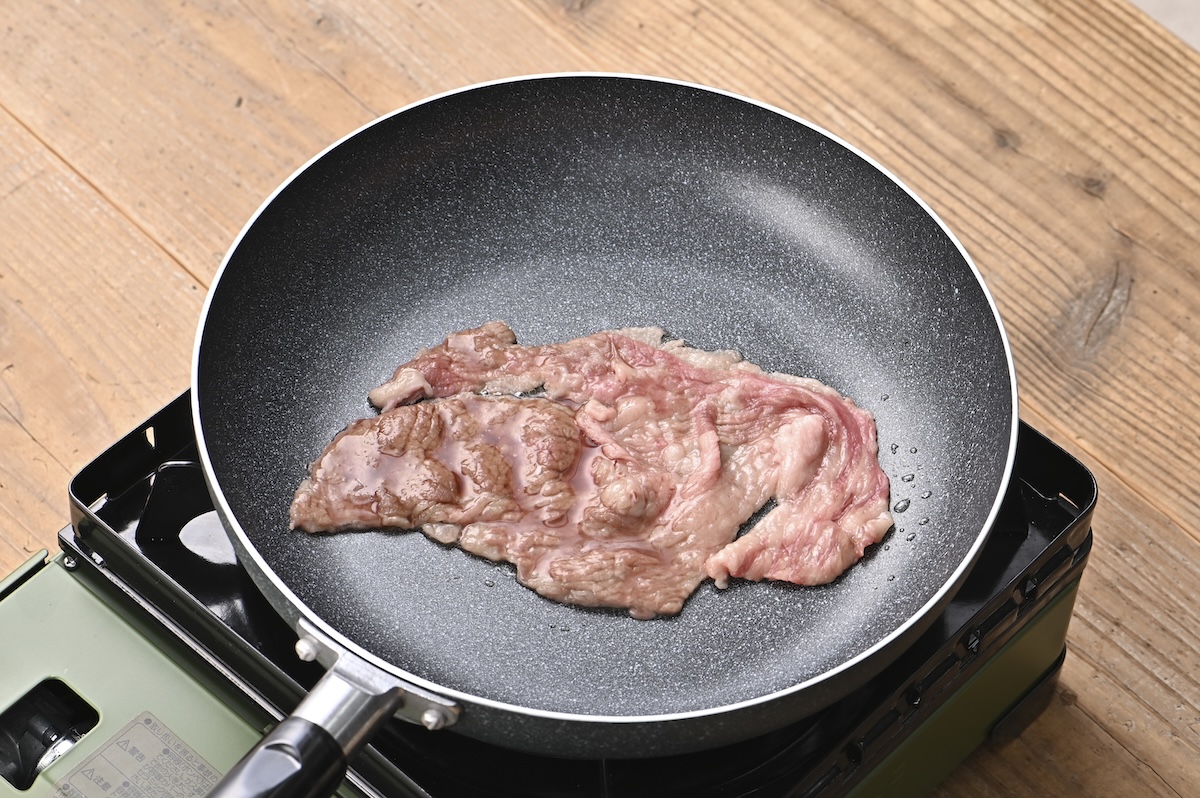 シチュエーションの撮影実績：牛肉を熱したフライパンに載せ、肉汁が一気に出る調理中の臨場感を捉えました。