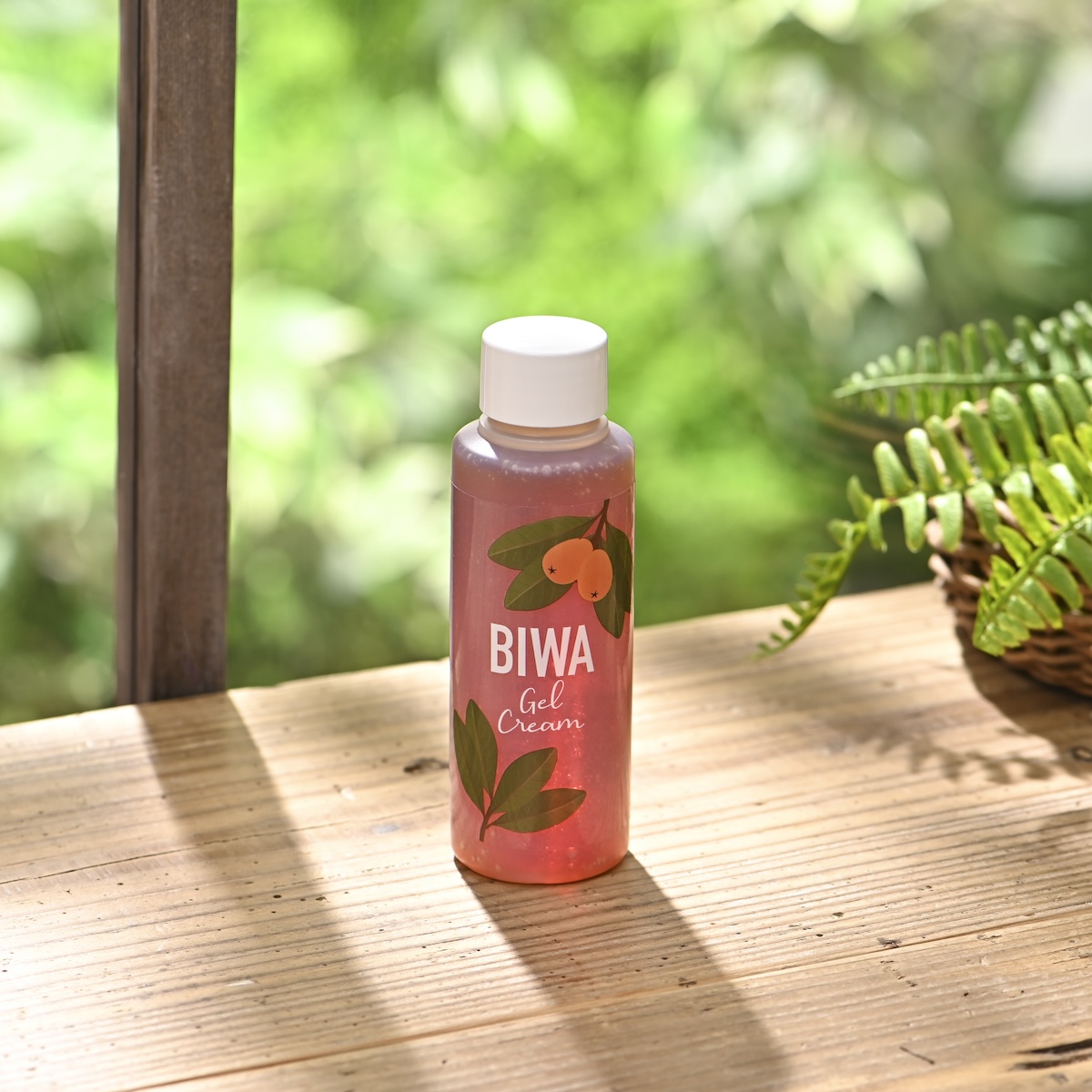 シチュエーションの撮影実績：ゲルクリーム「BIWA Gel Cream」のボトルを、自然由来の印象を想起できる明るく爽やかな雰囲気で撮影しました。