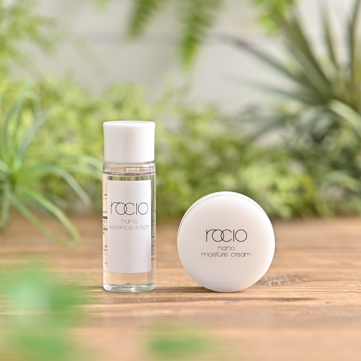 シチュエーションの撮影実績：rocioの「nano essence lotion」と「nano moisture cream」を、自然由来のイメージが伝わるよう、素朴な木の天板とグリーンを多く取り入れて撮…