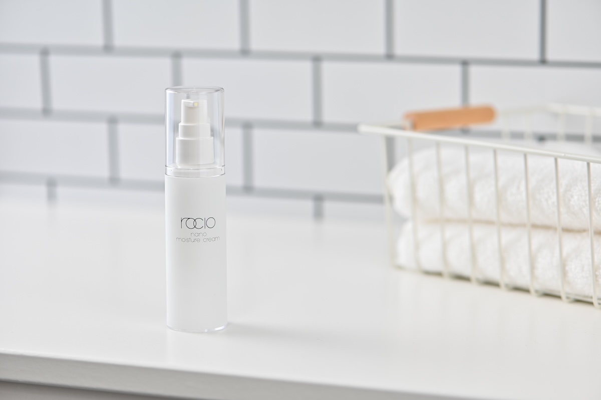 シチュエーションの撮影実績：rocio nano moisture creamのポンプボトルを、使用シーンをイメージしやすい清潔な洗面空間として撮影しました。