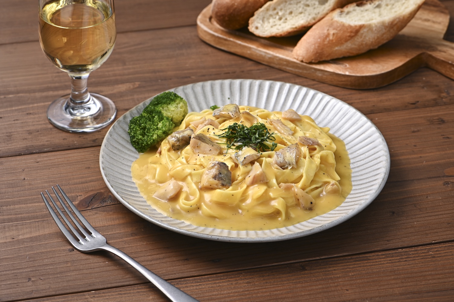 シチュエーションの撮影実績：シャケ缶詰を使ったクリームソースのパスタを大きな皿に盛り、パスタとクリームの色合い、盛り付けのバランスが美しく見えるように撮影しました。
