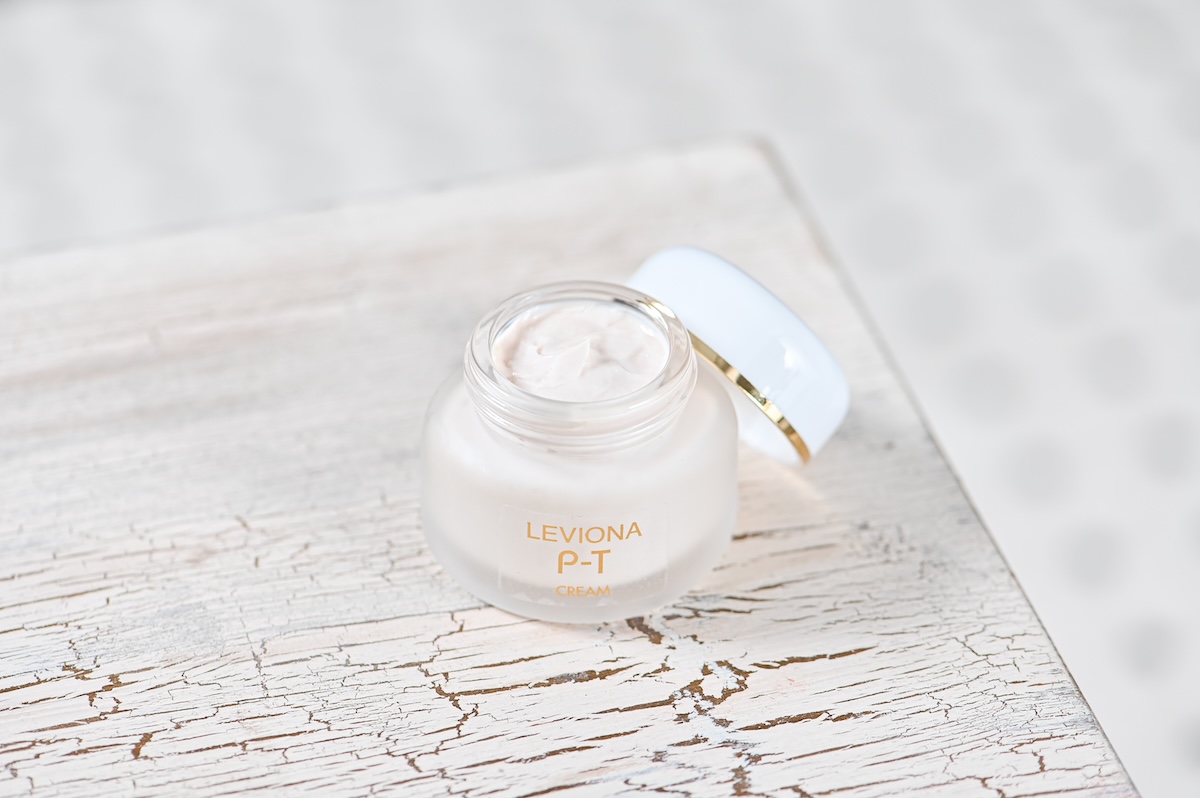 シチュエーションの撮影実績：LEVIONA P-T CREAMを、使用前後の状態とクリームの質感が見やすいよう、蓋を外して白い木の台に置いて撮影しました。