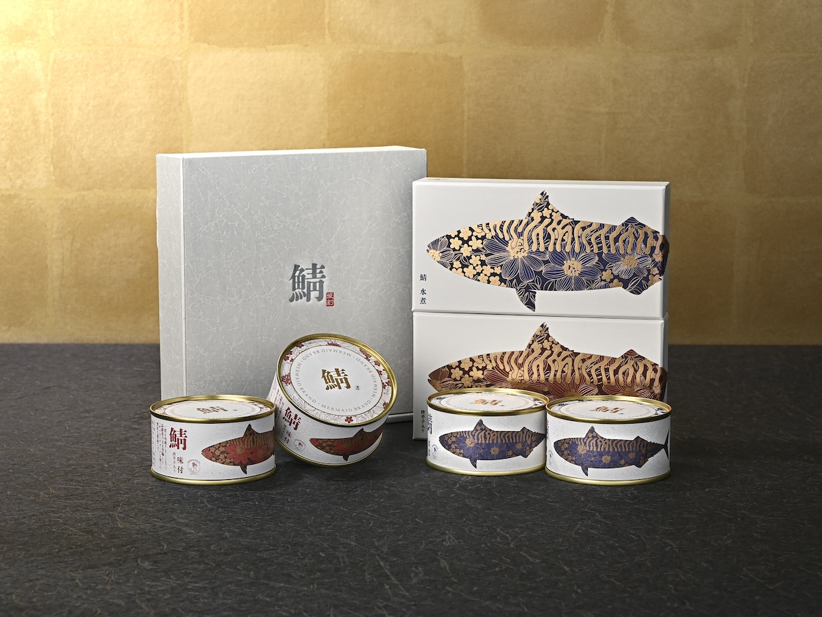 シチュエーションの撮影実績：高級鯖缶の缶とパッケージを複数並べ、商品展開と外装デザインが一度に確認できるよう撮影しました。