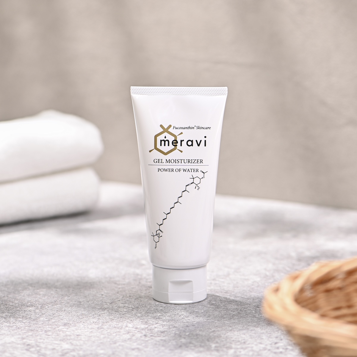 シチュエーションの撮影実績：meraviのGEL MOISTURIZERを蓋を閉じた状態で立て、タオルや木のかごと並べて、普段のケア用品として使う場面を撮影しました。