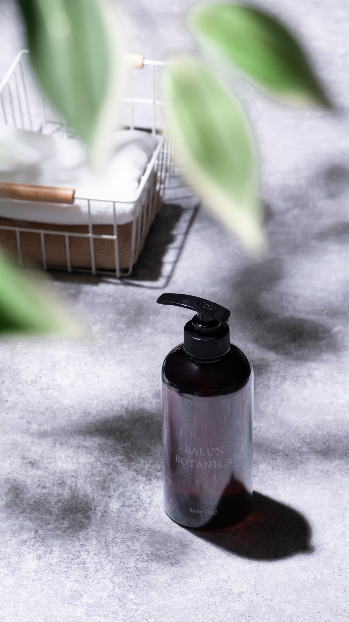 シチュエーションの撮影実績：RALUN BOTANICALのBody Soapを画面下部に置き、黒いポンプとボトルの色、ラベルの文字が見やすいように撮影しました。
