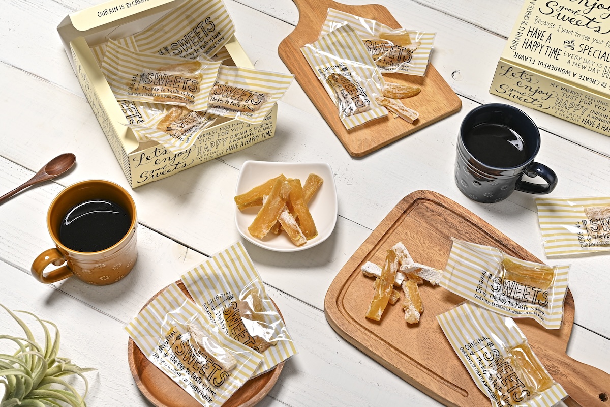 シチュエーションの撮影実績：「SWEETS」と書かれた個包装のお菓子を箱や木製ボードに並べ、袋入りと中身の状態、商品の量感が一枚で見渡せるように撮影しました。