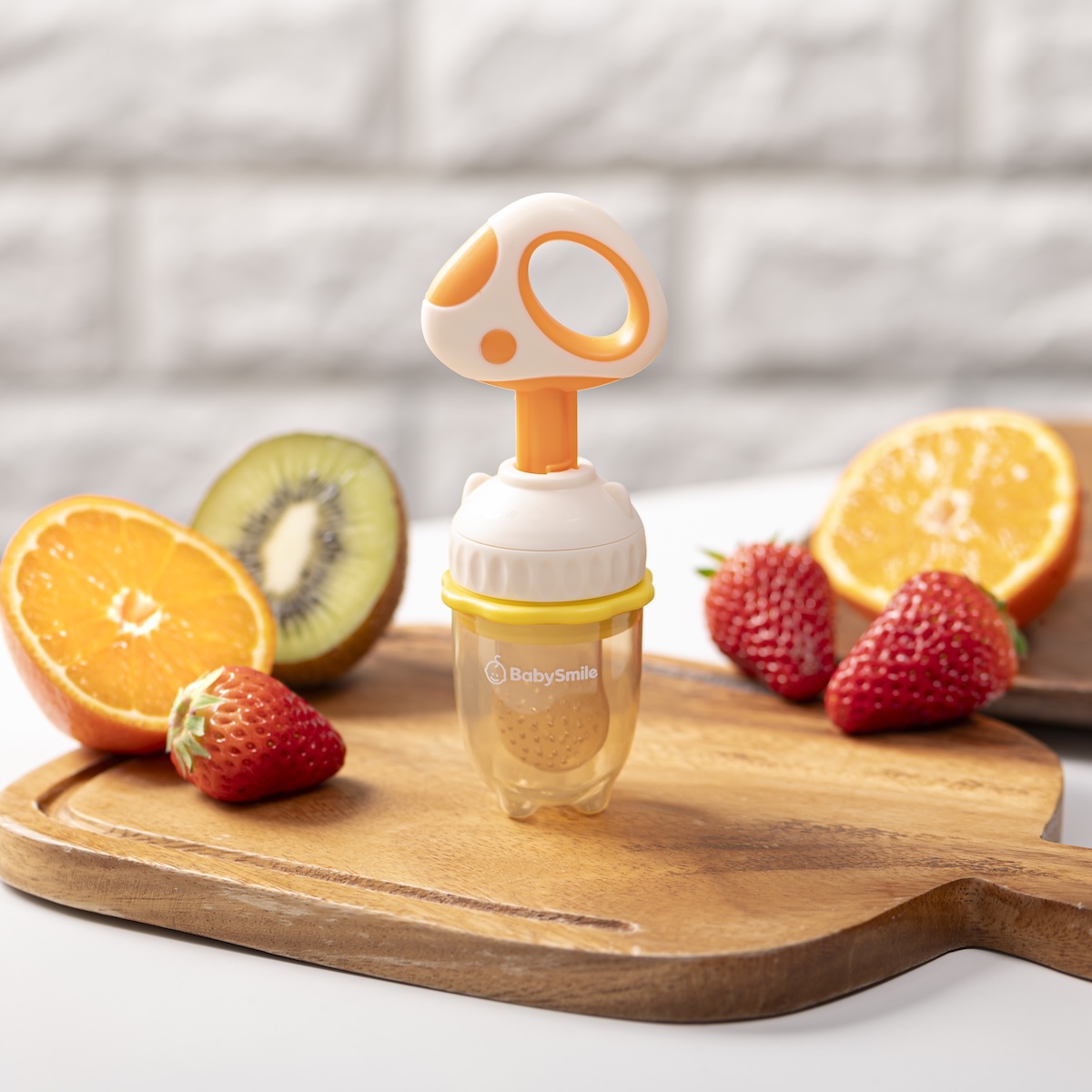 シチュエーションの撮影実績：BabySmileのベビー用品を木製ボードの中央に置き、オレンジのパーツと透明な本体の形状、ロゴが見やすいように撮影しました。