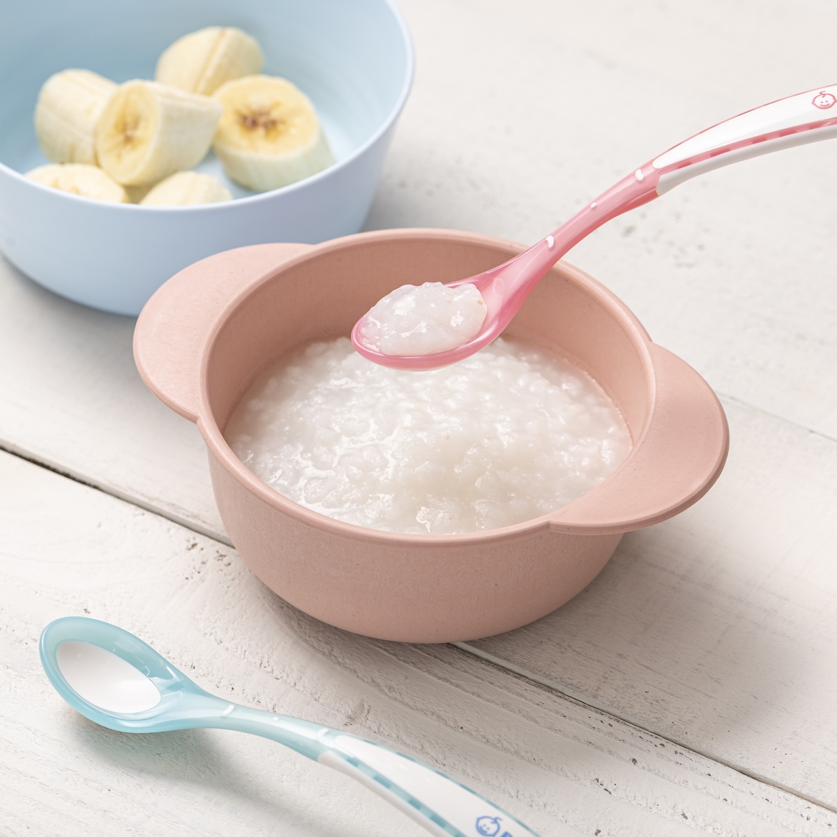 シチュエーションの撮影実績：ピンクの器に白いペースト状の離乳食を盛り、温度で色が変わったスプーンですくった状態を撮影して、食事中の使用場面を表現しました。