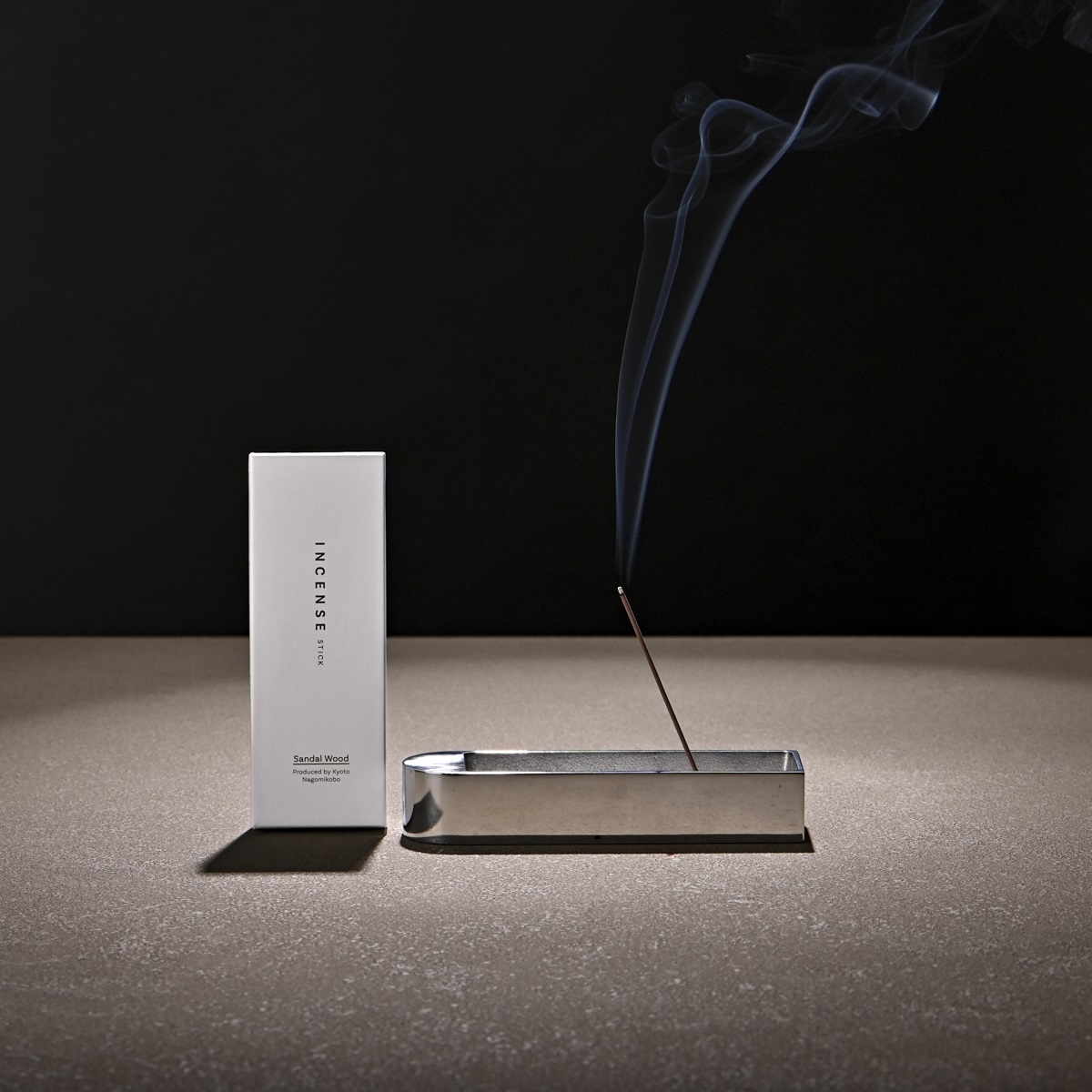 シチュエーションの撮影実績：「INCENSE STICK」「Sandal Wood」と書かれた箱を左側に置き、香立てで燃える一本の線香と立ち上る煙を右側に見せて撮影しました。