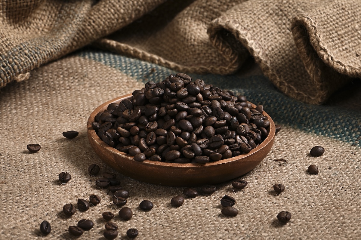 シチュエーションの撮影実績：焙煎したコーヒー豆を木の器に盛り、豆の深い色と一粒ごとの表情を見せるよう撮影しました。