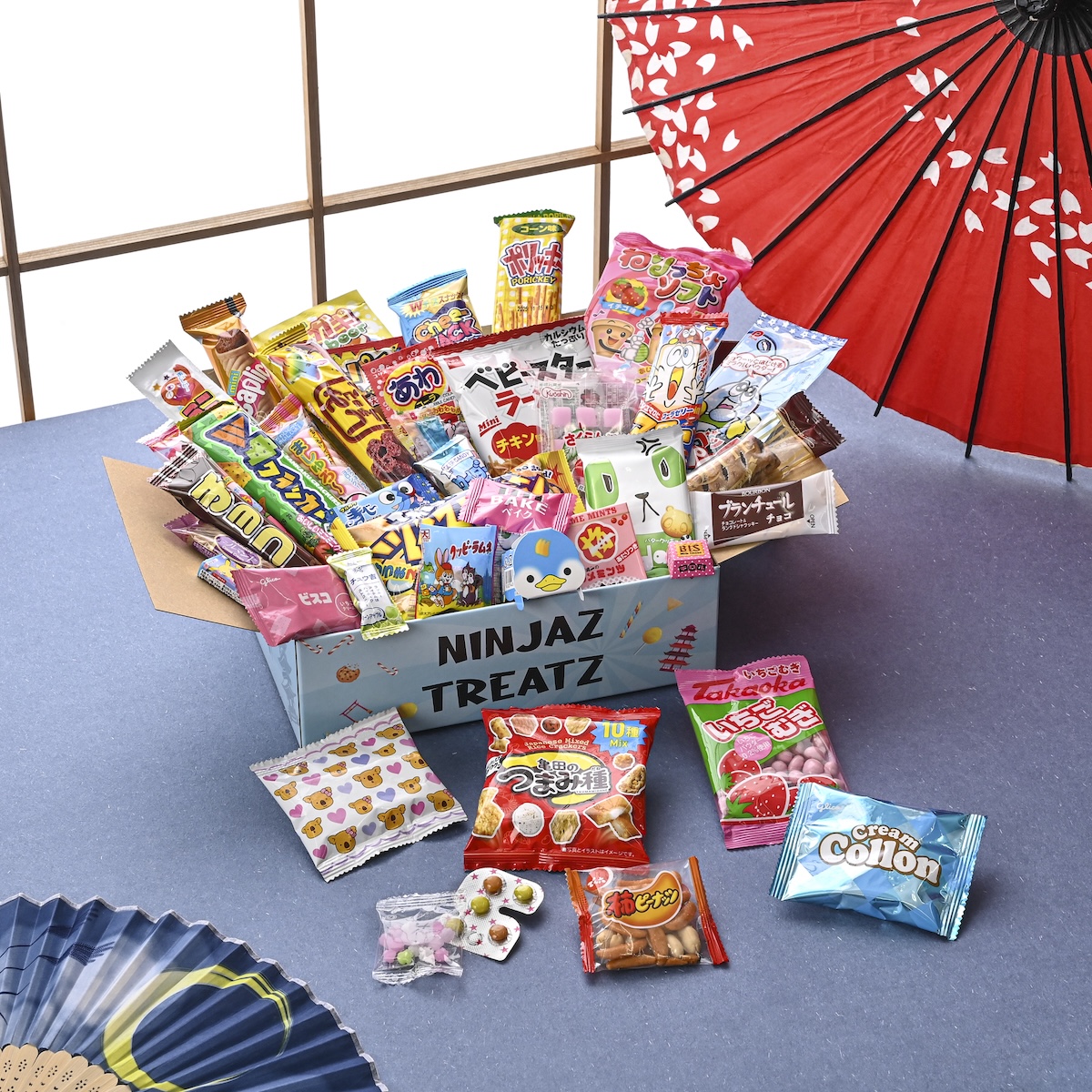 シチュエーションの撮影実績：色とりどりの菓子を詰めた「NINJAZ TREATZ」のボックスを中央に置き、個包装のお菓子を周囲へ広げて撮影しました。
