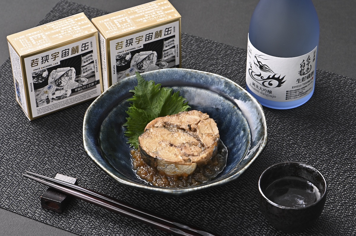 シチュエーションの撮影実績：宇宙食として持ち込むために開発された鯖缶を、身近な食卓で楽しみ、地元の地酒にも合う商品として表現しました。