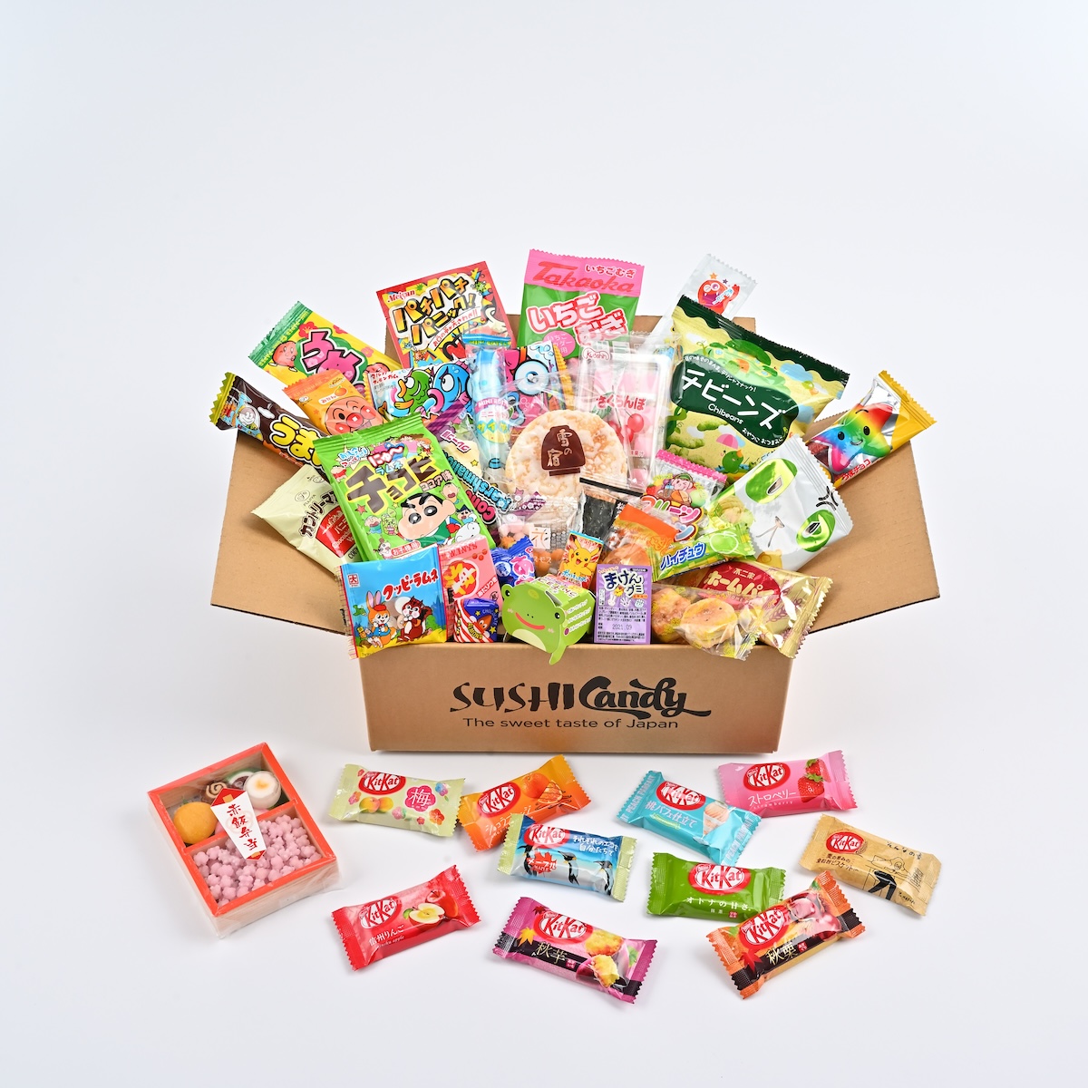 シチュエーションの撮影実績：「SUSHI candy The sweet taste of Japan」と書かれた箱を中央に置き、色とりどりの個包装菓子を箱の周囲に広げて撮影しました。