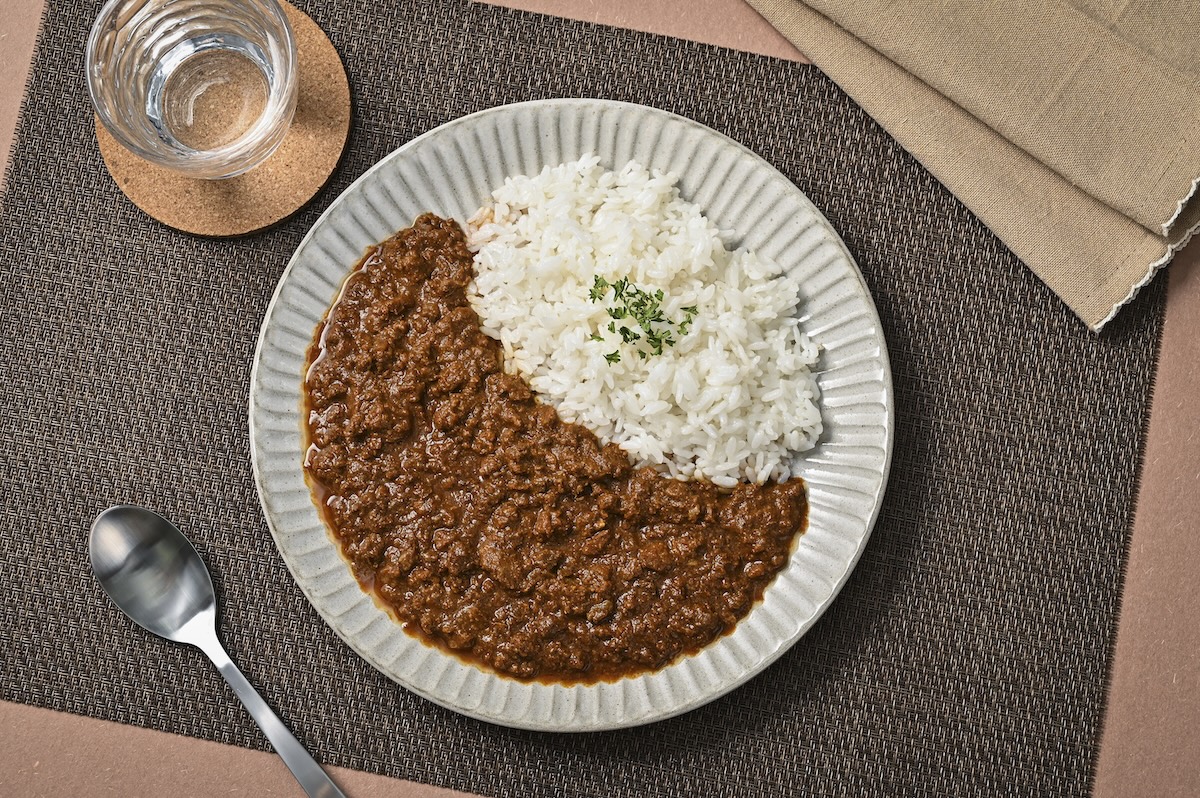 シチュエーションの撮影実績：缶詰キーマカレーをご飯と一緒に浅めの皿へ広げ、内容量が多く見えるよう真上から撮影しました。